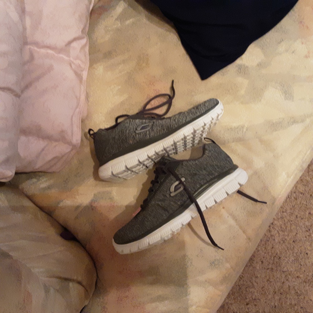 Sketches shoes new never worn.